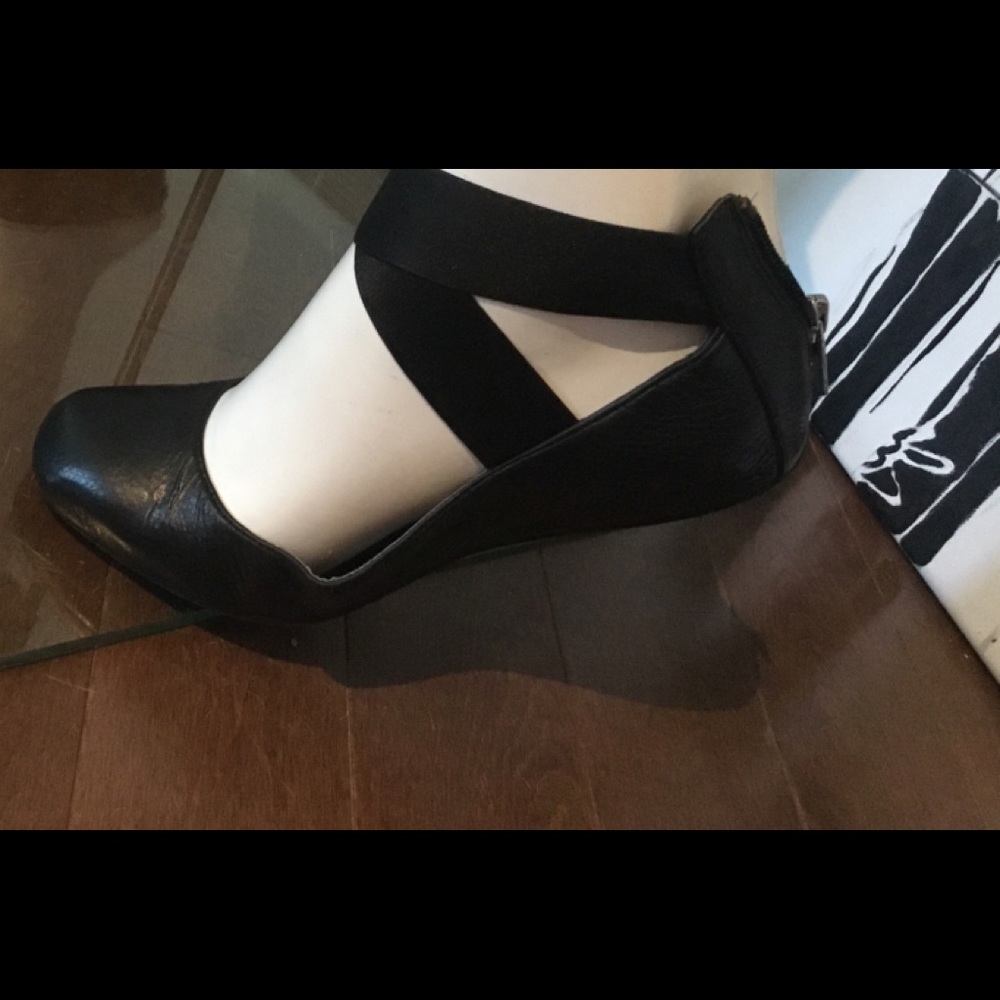 Kenneth Cole black leather ballet flats.